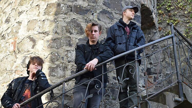 Oskar, Ruben und Arian, das sind Rockzone. Die Band tritt am 24. Juli 2021 im Münnerstädter Schlosshof auf. Foto:  Julia Bornbaum
