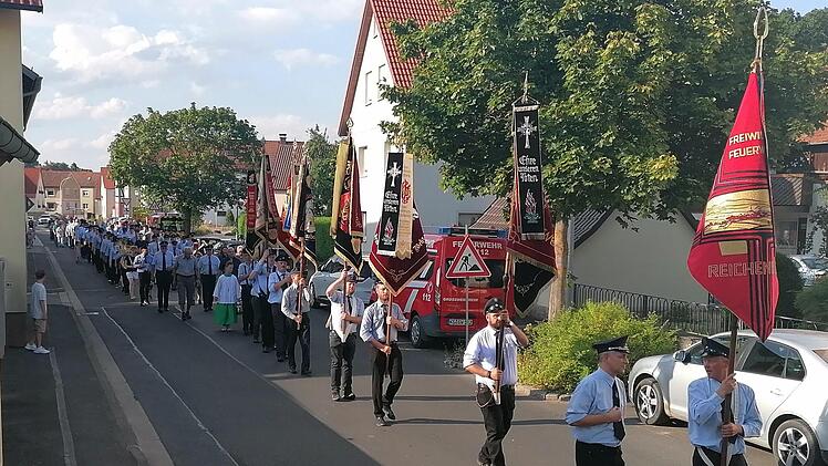 Mit einer Kirchenparade ging es zum Reichenbacher Feuerwehrgerätehaus.Foto: Matthias Nöth