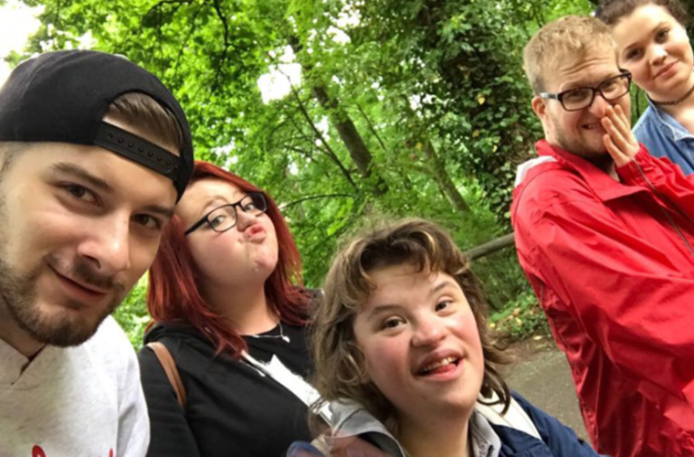 Echte Helden gesucht: attraktiver Arbeitgeber im Pflegebereich bietet Mitarbeiter*innen einzigartige Chance