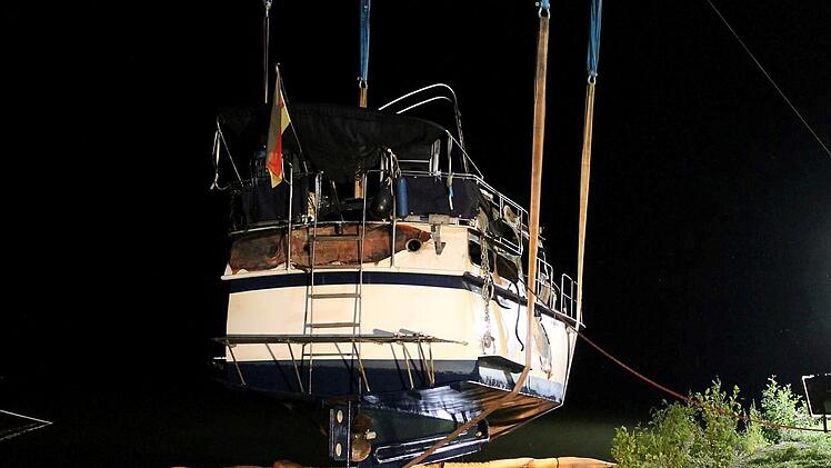 Lohr am Main: Motoryacht geht in Flammen auf - Besatzung muss evakuiert werden