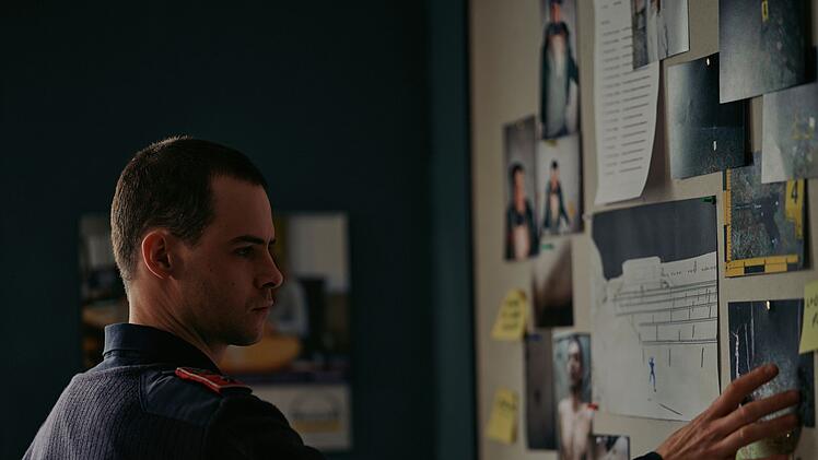 Patrick Brandl (Thomas Prenn) steigt tiefer in den Mordfall ein.