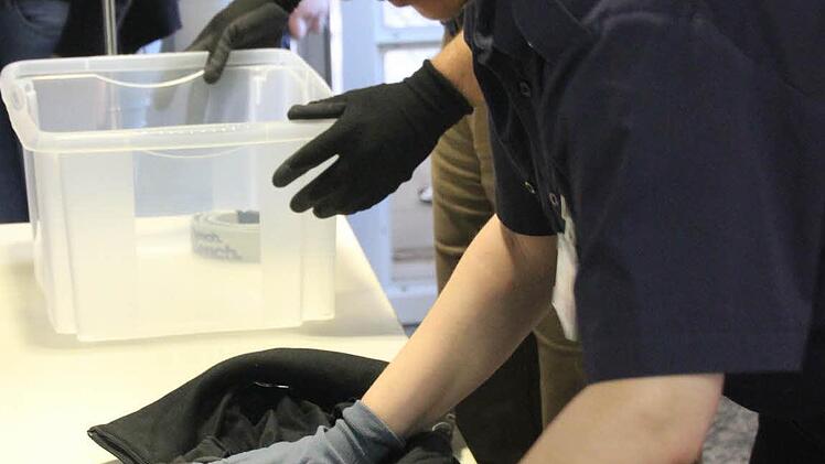 Andrea Kalb untersucht eine Jacke. Foto: Marco Meißner