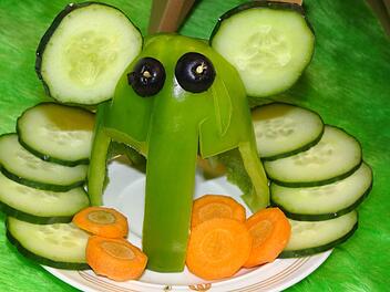 Das Gemüsemammut: Allerhand kreative und kulinarische Ideen bot das Büchereiteam Andrea Bols, Gisela Gütlein, Hedwig Kaffer und Angelika Grämer den Kindern beim Steinzeitfest.