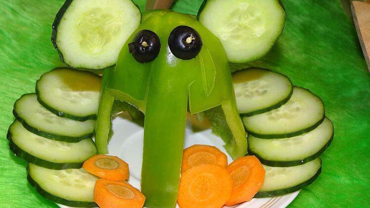 Das Gemüsemammut: Allerhand kreative und kulinarische Ideen bot das Büchereiteam Andrea Bols, Gisela Gütlein, Hedwig Kaffer und Angelika Grämer den Kindern beim Steinzeitfest.