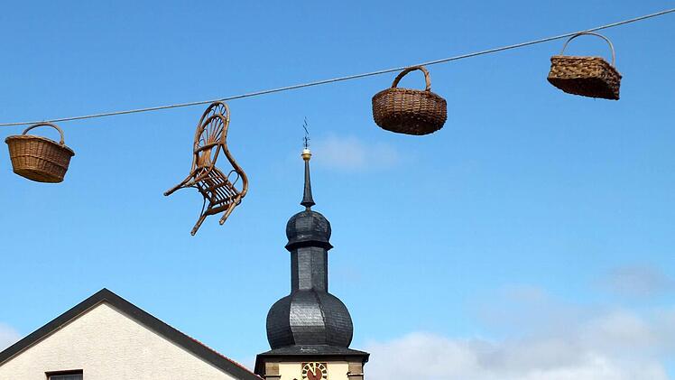 In Sand hing am Sonntag der Himmel voller Körbe - rund um die Pfarrkirche St. Nikolaus fand der Sander Korb- und Weinmarkt statt. Fotos: Alfons Beuerlein