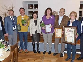 Vier hochkarätige Ehrungen sprach der Gartenbau-Kreisverband Kulmbach bei seiner Jahreshauptversammlung in Neudrossenfeld aus. Unser Bild zeigt (von links) Kreisvorsitzenden Günter Reif, Kreisfachberater Friedhelm Haun, Roland Ramming, Bezirksvorsitzende MdL Gudrun Brendel-Fischer, Edith Müller, Hermann Bergmann, Ilse Hafner und stellvertretenden Landrat Dieter Schaar.  Fotos: Klaus-Peter Wulf