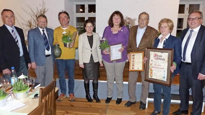 Vier hochkarätige Ehrungen sprach der Gartenbau-Kreisverband Kulmbach bei seiner Jahreshauptversammlung in Neudrossenfeld aus. Unser Bild zeigt (von links) Kreisvorsitzenden Günter Reif, Kreisfachberater Friedhelm Haun, Roland Ramming, Bezirksvorsitzende MdL Gudrun Brendel-Fischer, Edith Müller, Hermann Bergmann, Ilse Hafner und stellvertretenden Landrat Dieter Schaar.  Fotos: Klaus-Peter Wulf
