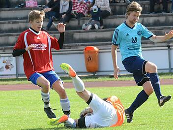Torwart Patrick Balling (Mitte) und Fabio Erhard (links) vom TSV Münnerstadt II gaben den 1:0-Vorsprung gegen Oerlenbach mit Sebastian Borst (rechts) nicht mehr aus der Hand.  Foto: ssp