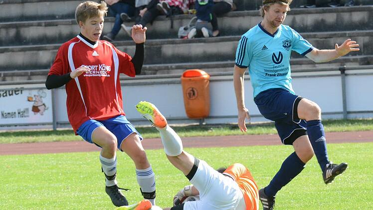 Torwart Patrick Balling (Mitte) und Fabio Erhard (links) vom TSV Münnerstadt II gaben den 1:0-Vorsprung gegen Oerlenbach mit Sebastian Borst (rechts) nicht mehr aus der Hand.  Foto: ssp