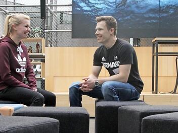 Vorabgespräche zwischen der Auszubildenden Veronika Güßregen und dem Sportler Markus Rehm.