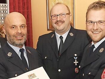 Für 25 Jahren aktiven Dienst wurde Andreas Menzner (links) geehrt. Mit im Bild Vorsitzender Andreas Schulz (Mitte) und stellvertretender Kommandant Matthias Martin Foto: Michael Stelzner