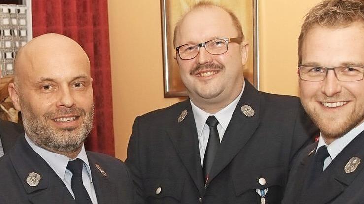 Für 25 Jahren aktiven Dienst wurde Andreas Menzner (links) geehrt. Mit im Bild Vorsitzender Andreas Schulz (Mitte) und stellvertretender Kommandant Matthias Martin Foto: Michael Stelzner