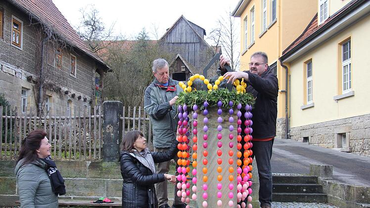 Aufstellen des Brunnens (von lins): Nadja Ringe-Busch, Doris Carl, Roland Martin und Reiner Br&uuml;ckner Foto: Alexandra Kemnitzer