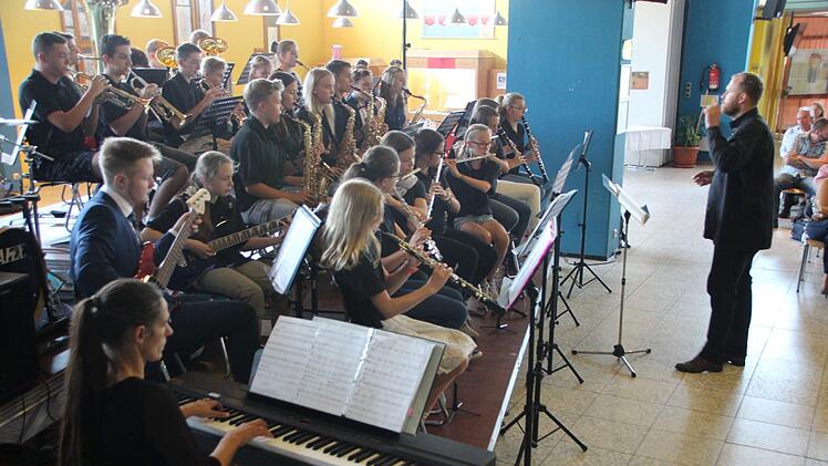 Musiklehrer max Ludwig dirigierte die Bigband.Eckehard Kiesewetter