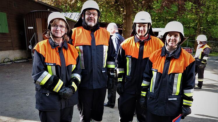 Mit den Neubigs von der Feuerwehr Volsbach-Eichig aus der Gemeinde Ahorntal nahm eine Familie am Leistungsmarsch teil und holte sich einen beachtlichen 24. Platz. Von links Mutter Sabine (48) und Vater Stefan Neubig (54) mit Sohn Jonas (18) und Tochter Annalena (23). Stefan Neubig: "Wir sind alle in der Feuerwehr und unsere Kinder waren bereits in der Jugendfeuerwehr. Wir haben jetzt als Familienrat beschlossen, dass wir einmal als Familie gehen." Foto: Werner Reißaus