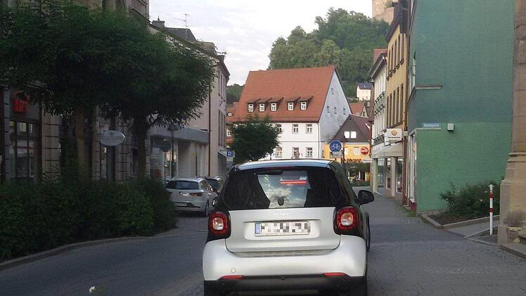 Was soll's? Wird sich dieser Autofahrer gedacht haben. Einige Meter weiter hört der Radweg ja sowieso  plötzlich auf.Foto: Katrin Geyer