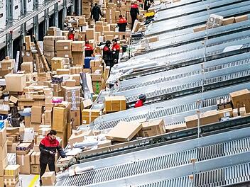 Mitarbeiter eines Paketdienstes sortieren Sendungen in einem Paketsortierzentrum. Die Zustellung sorgt manchmal auch für Ärger. Foto: Rob Engelaar, dpa