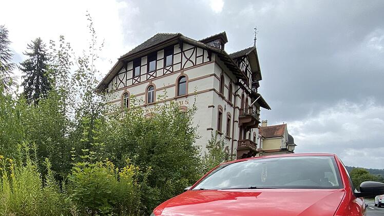 Ärgernis(se) im doppelten Sinne: Die Wernarzer Straße im Staatsbad Brückenau mit dem hässlichen Anblick des ein- und zugewachsenen "Schweizer Hauses". Foto: Hans-Peter Ehrensberger