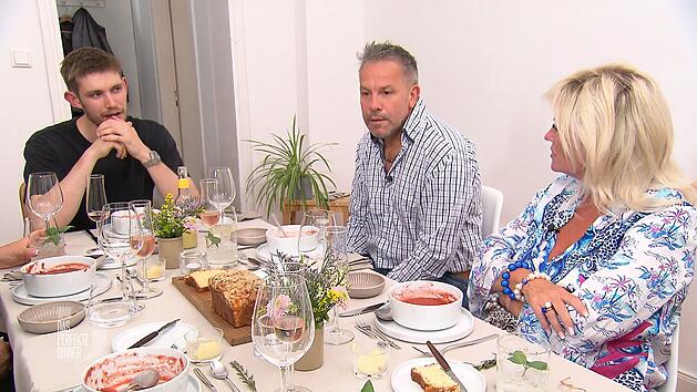 Die Tomaten-Erdbeer-Suppe ist f&uuml;r Istv&aacute;n (Mitte) und Betty ein v&ouml;llig neues Erlebnis. Der eine will sie unbedingt nachkochen, die andere nicht.