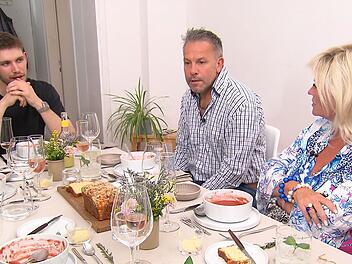 Die Tomaten-Erdbeer-Suppe ist für István (Mitte) und Betty ein völlig neues Erlebnis. Der eine will sie unbedingt nachkochen, die andere nicht.