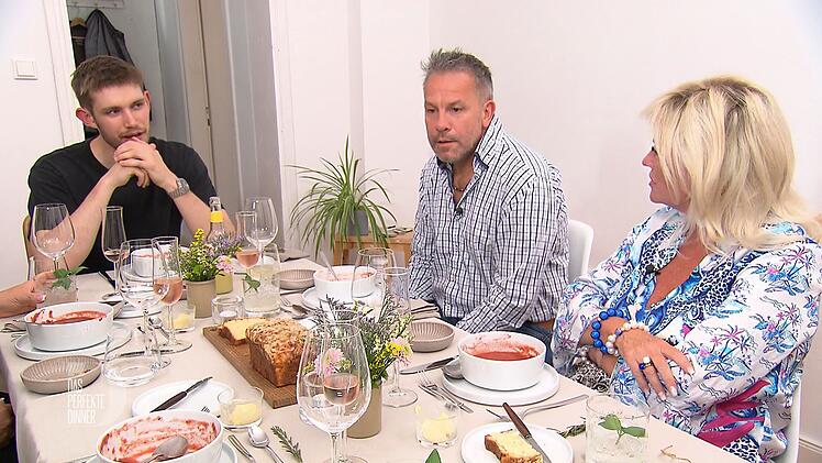 Die Tomaten-Erdbeer-Suppe ist für István (Mitte) und Betty ein völlig neues Erlebnis. Der eine will sie unbedingt nachkochen, die andere nicht.