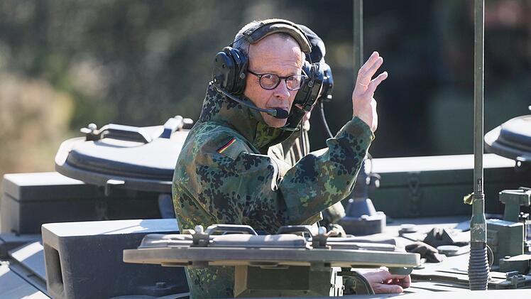 Bundeskanzler Merz besucht Bundeswehr in Munster