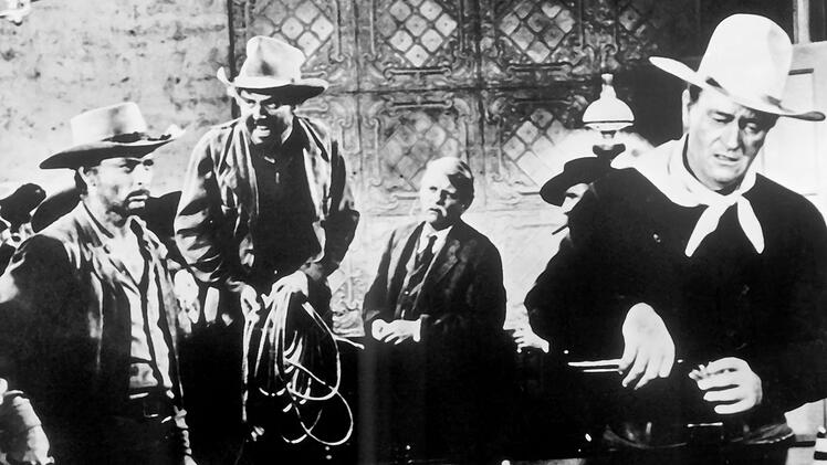 Tom Doniphon (John Wayne, rechts) ist weit und breit der einzige Mann, der es mit Liberty Valance und seinem Schergen Reese (Lee Van Cleef, links) aufnehmen kann.