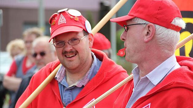 Rund 700 Besch&auml;ftigte zeigten bei den Warnstreiks im Eberner Werk Flagge.  Fotos: Eckehard Kiesewetter