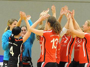 Grund zum Feiern: Gegen den VfL Nürnberg II gelingt Hammelburgs Volleyballerinnen der erste Saisonsieg. Foto: Hopf