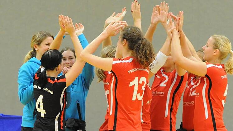 Grund zum Feiern: Gegen den VfL Nürnberg II gelingt Hammelburgs Volleyballerinnen der erste Saisonsieg. Foto: Hopf