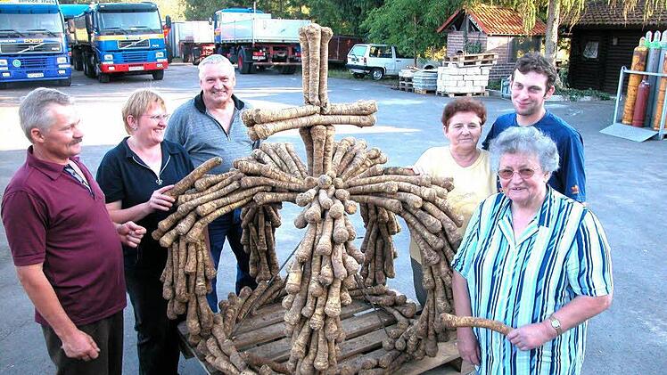 Zur Höchstadter Tausendjahrfeier 2003 präsentierten die "Institution" Gretel Hawel (rechts) und ihr Team eine Erntekrone aus Krenwurzeln. Foto: Archiv