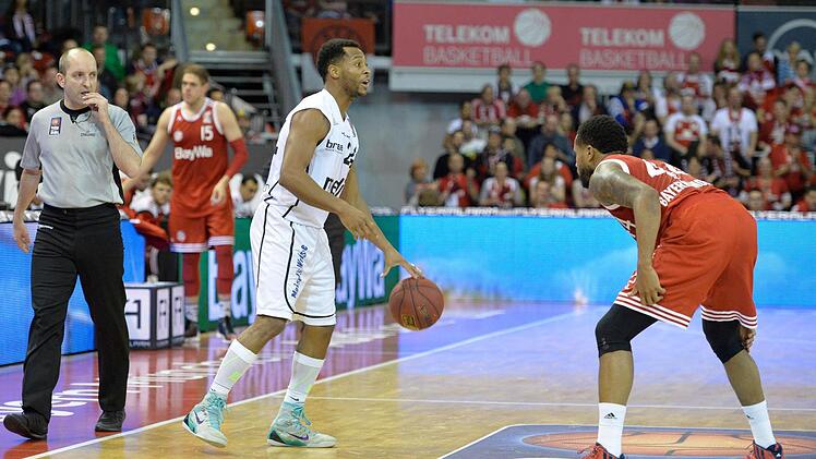 Trevon Hughes (BBC Bayreuth, links) führt den Ball. Rechts Bryce Taylor (FC Bayern München).