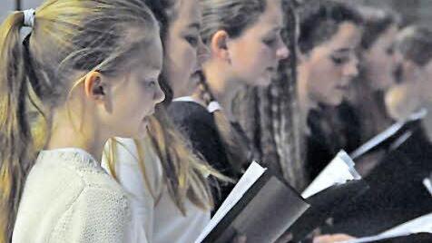 Der Jugendchor Herz-Jesu und Musikschule Bad Kissingen unter der Leitung von Brigitte Ascherl begeisterte die Zuhörer.  Fotos: Peter Klopf