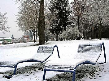 Auf den Liegestühlen, wo sich sonst Sonnenhungrige aalen, hat der Winter Platz genommen.  Fotos: Waltraud Enkert