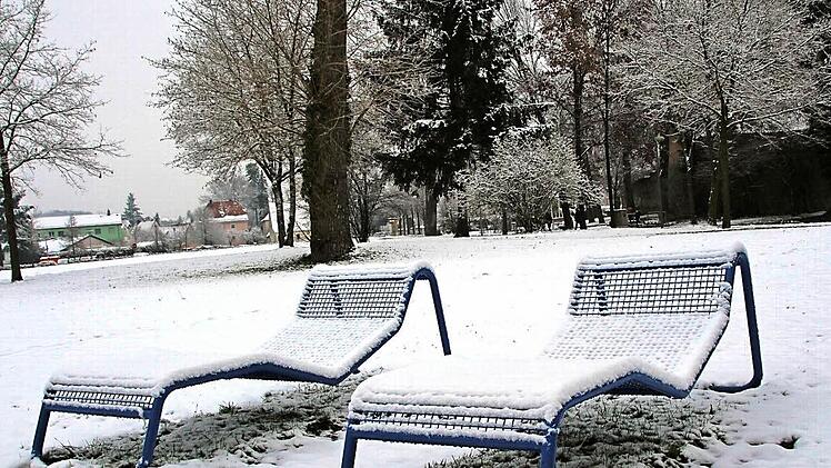 Auf den Liegestühlen, wo sich sonst Sonnenhungrige aalen, hat der Winter Platz genommen.  Fotos: Waltraud Enkert