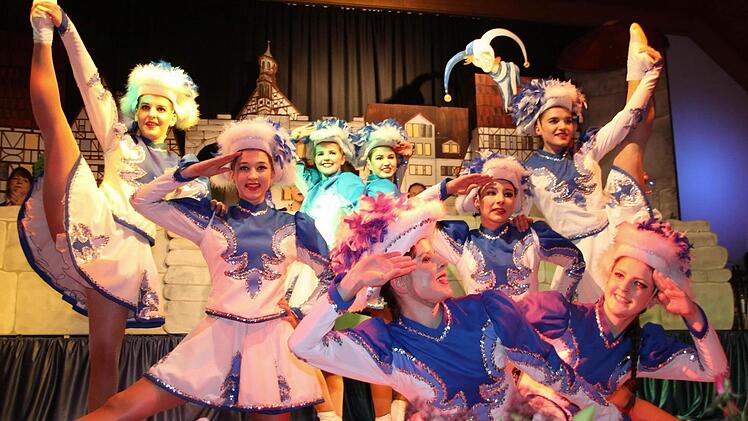 Funkenmariechen tanzten zeitgleich bei der MCC-Prunksitzung in Weismain.  Foto: Stephan StöckelFunkenmariechen tanzten zeitgleich bei der MCC-Prunksitzung in Weismain.  Foto: Stephan Stöckel