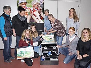 Der Bischofsheimer Kindergarten ist eine der zwölf unterfränkischen "Wasser-Kitas". Das Bild zeigt von links: Ingrid Fries, Regina Bootz, Vanessa Schwickert, Anna-Lena Beseng, Henderike Bootz, Sabine Lorenz, Ute Pörtner, Anne Mölter und Luisa Happel.  Text/Foto: Marion Eckert