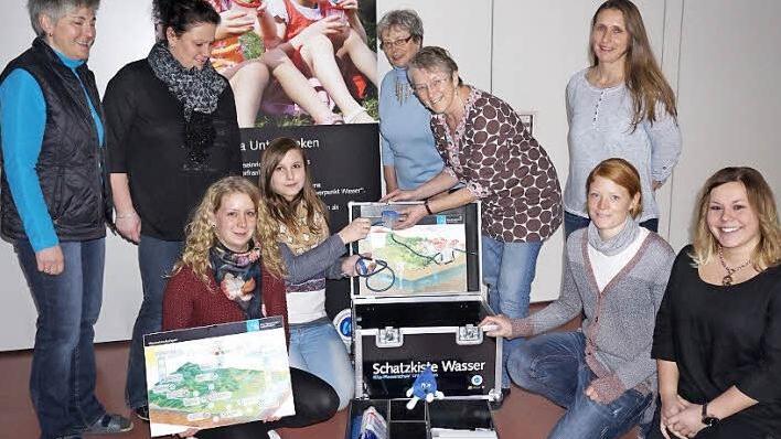 Der Bischofsheimer Kindergarten ist eine der zwölf unterfränkischen "Wasser-Kitas". Das Bild zeigt von links: Ingrid Fries, Regina Bootz, Vanessa Schwickert, Anna-Lena Beseng, Henderike Bootz, Sabine Lorenz, Ute Pörtner, Anne Mölter und Luisa Happel.  Text/Foto: Marion Eckert
