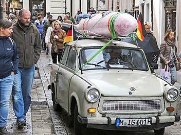 Die Besucher des Bamberger Antikmarkts staunten nicht schlecht, als sie gestern von dem "bombigen" Trabi überholt wurden. Foto: RiegerPress
