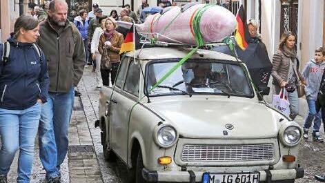 Die Besucher des Bamberger Antikmarkts staunten nicht schlecht, als sie gestern von dem "bombigen" Trabi überholt wurden. Foto: RiegerPress