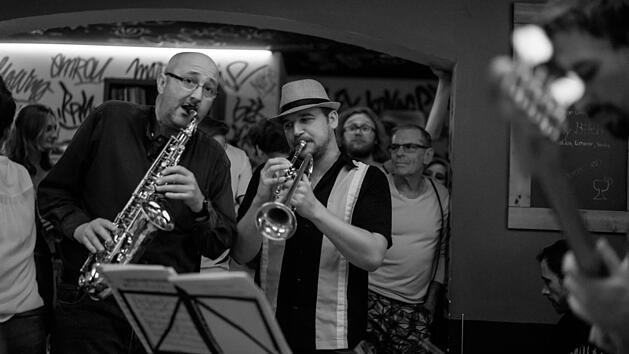 Die "Jazzk&uuml;che" brodelt jeden Dienstag im Plattenladen: Hier sind Oliver Herrmann (Saxophon) und Andreas Stieler (Trompete) mit Johannes Kl&uuml;tsch (Schlagzeug) und Nikolaus Durst (Bass, ganz rechts) zu sehen.  Foto: Christopher Pfromm
