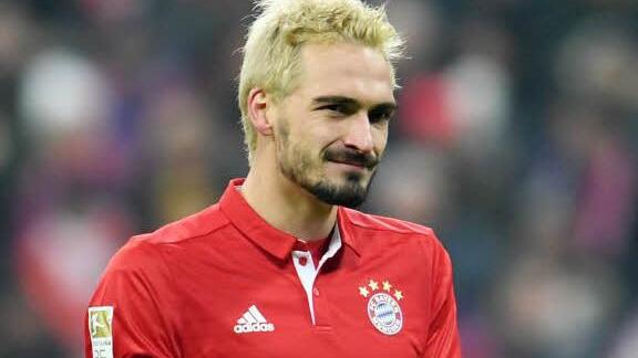 Der FC Bayern gewinnt gegen RB Leipzig und ist Herbstmeister, aber noch viel wichtiger ist: Warum sind die Haare von Mats Hummels blond? Foto: Tobias Hase/ dpa