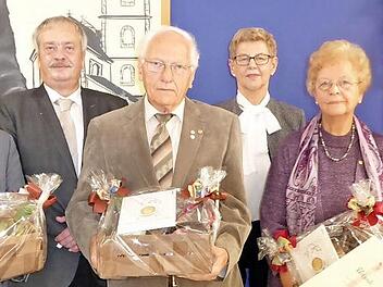 Gründungsmitglieder und verdiente KAB-Mitglieder bei der Ehrung. Foto: Heidi Amon