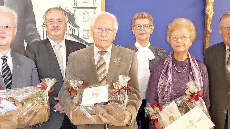 Gründungsmitglieder und verdiente KAB-Mitglieder bei der Ehrung. Foto: Heidi Amon