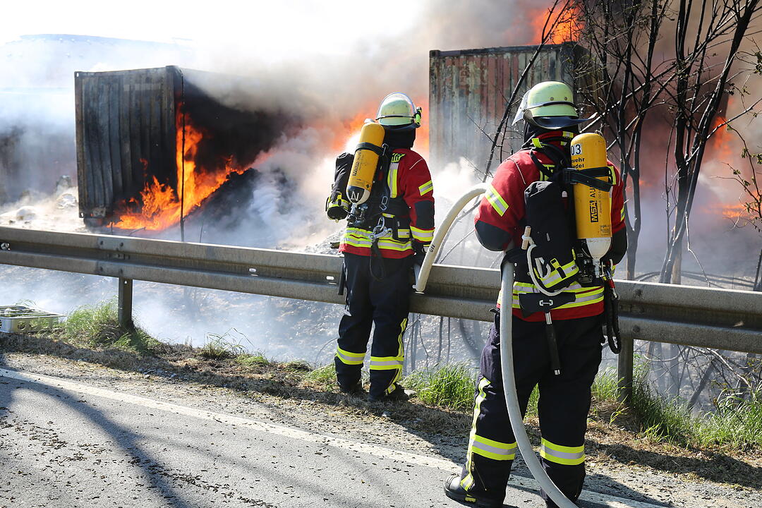 Firmengebäude in Oberfranken geht in Flammen auf