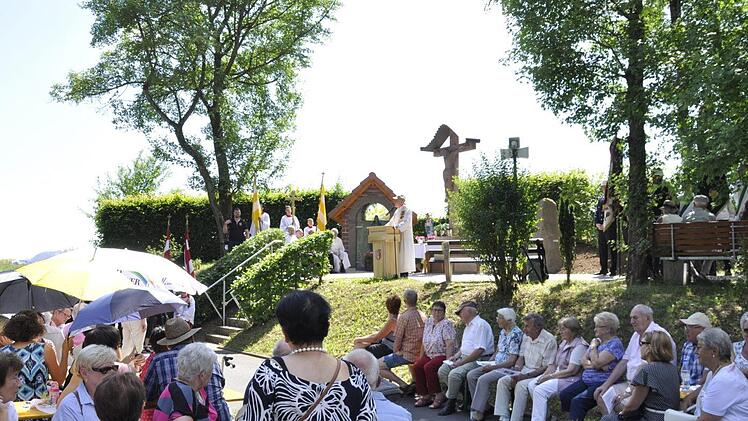 Domvikar Paul Weismantel hielt die Festpredigt und segnete den Gedenkstein vor zahlreichen Gläubigen. Foto: Peter Klopf