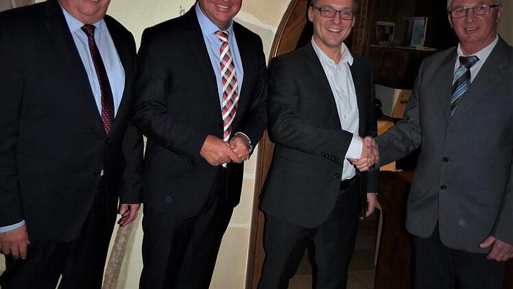 Mit Rainer Strobel hat der Ortsverband der Freien Wähler von Neudrossenfeld einen eigenen Kandidaten für das Bürgermeisteramt nominiert. Von links: Dieter Schaar, MdL Rainer Ludwig, Rainer Strobel und Alfred Wirth. Werner Reißaus