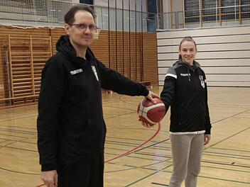 Trainer Steffen Dauer und Julia Förner, die die DJK-Damen als Kapitän anführen wird. Foto: Peter Seidel