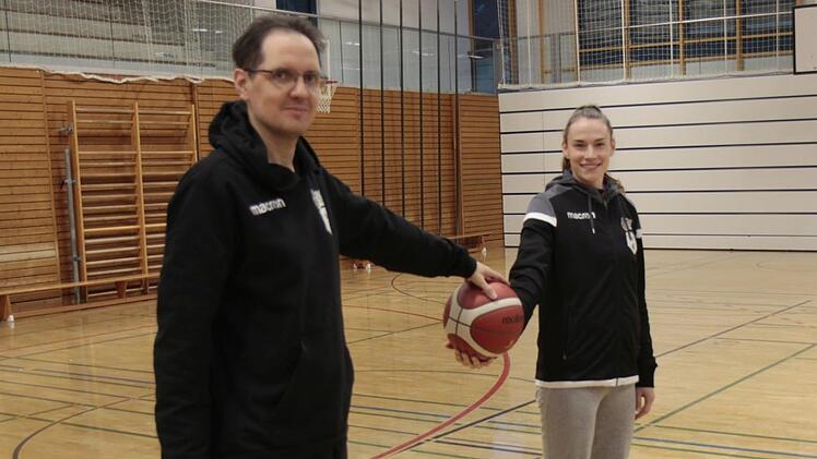 Trainer Steffen Dauer und Julia Förner, die die DJK-Damen als Kapitän anführen wird. Foto: Peter Seidel