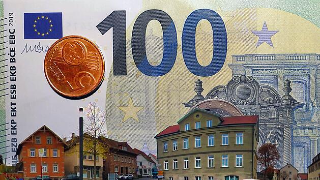 Einen Haushalt mit einem Volumen von 14,7 Millionen Euro hat die  Marktgemeinde Ma&szlig;bach (in der Mitte des Bildes das Rathaus) in diesem Jahr.  Das umfangreiche Zahlenwerk wurde jetzt verabschiedet. Fotomontage: Dieter Britz